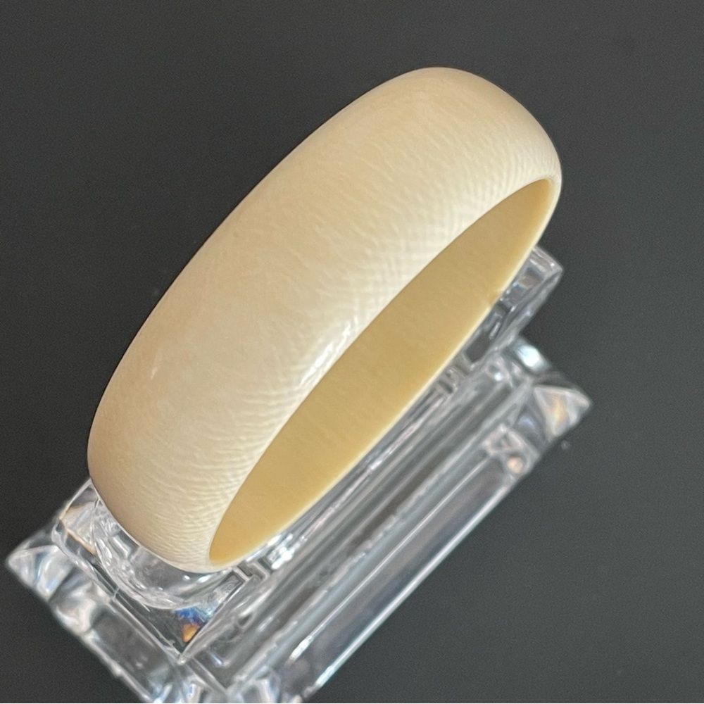 Vintage genuine Ivory bangle bracelet. - Picture 7 of 14